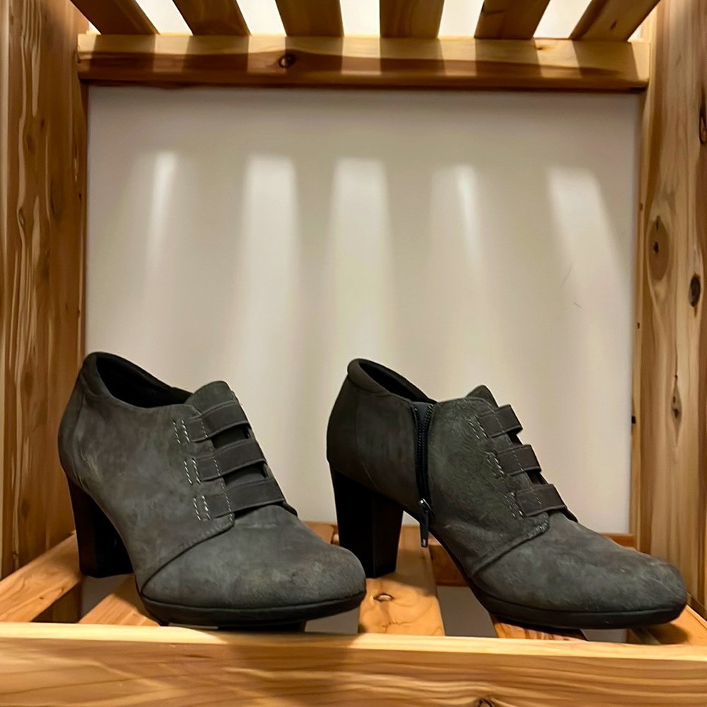 Clarks Collection Gray Suede Shooties